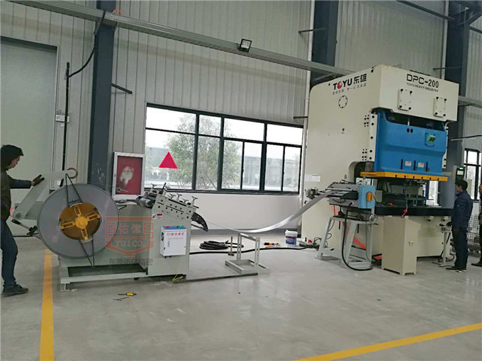 伺服滾輪送料機、卷料二合一整平機配沖床生產工作視頻