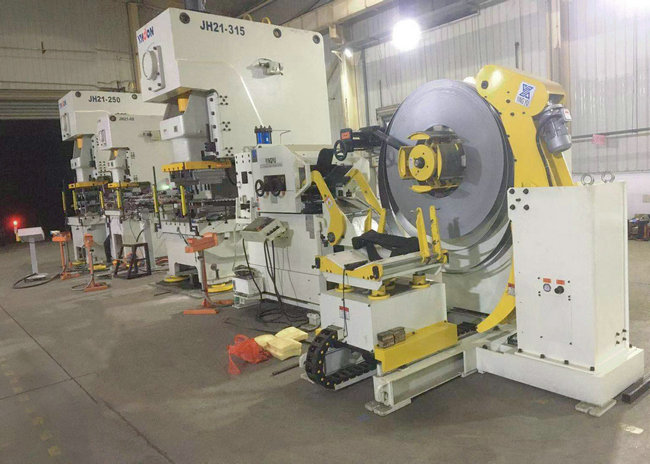 3臺沖床連線多工位機械手配三合一送料機自動化生產線視頻