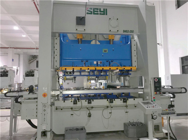 沖床三次元機械手配二合一開卷整平機偏擺送料機生產線視頻