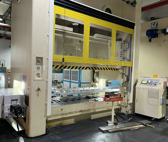 沖床多工位二次元機械手 電池殼自動沖床機械手生產線視頻