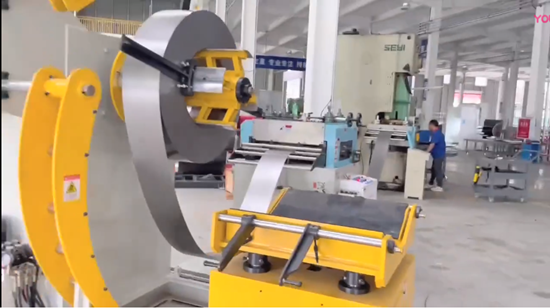 辦公家具鋼制文件柜伺服送料機二合一精密整平機自動開卷整平送料沖壓生產線