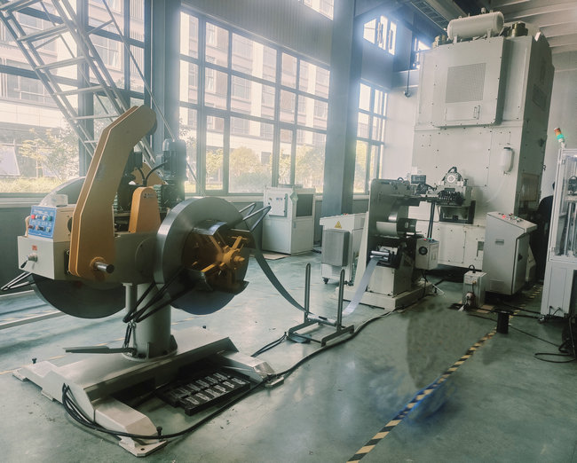 高速雙伺服送料機配S型精密矯正機雙頭開卷機馬達(dá)定轉(zhuǎn)子沖壓生產(chǎn)線