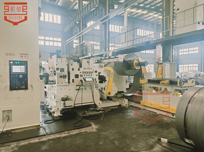 汽車配件底盤沖壓生產(chǎn)中：1250噸沖床配套高強板三合一送料機的應用