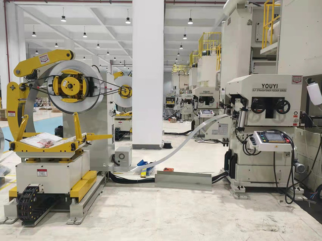 如何正確操作三合一伺服送料機(jī)？上料與進(jìn)料全流程講解